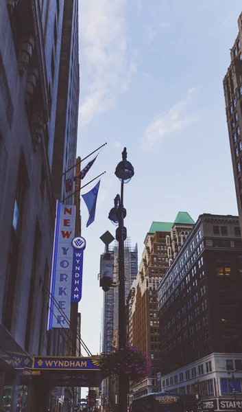 Detalhe de uma rua de Midtown com sinal de hotel nova-iorquino e surrou — Fotografia de Stock