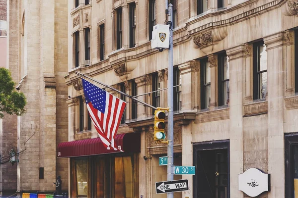 Detalhes da bandeira americana em um edifício da 5th Avenue em Manhatt — Fotografia de Stock