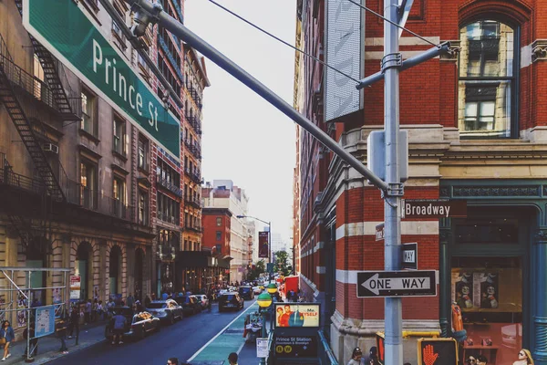 Prince St e Broadway esquina em Manhattan — Fotografia de Stock