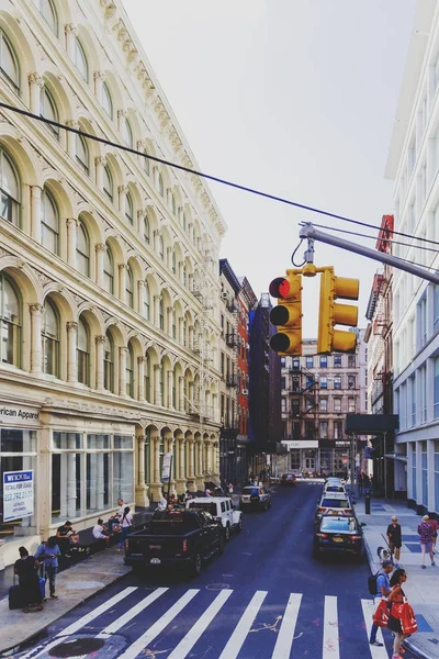 Detalj av en gata som närmar sig Broadway i Manhattan med unidentifi — Stockfoto
