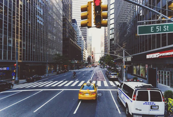 Detalhe da rua vazia de Manhattan com um táxi amarelo — Fotografia de Stock