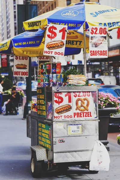 Hot dog stand in Manhattan with city bokeh — Stock Photo, Image