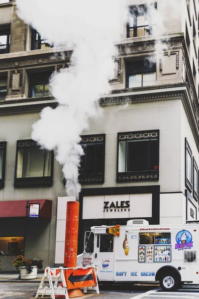 Ventilação a vapor e caminhão de sorvete nas ruas de Manhattan — Fotografia de Stock