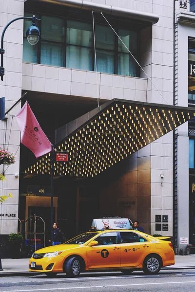 Cabina amarela em frente a um elegante hotel na 5th Avenue in Man — Fotografia de Stock