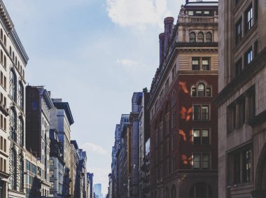 Mimari ve Manhattan sokaklarında boyunca güzel binalar