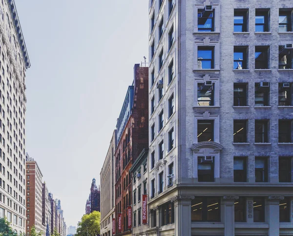 Mimari ve Manhattan sokaklarında boyunca güzel binalar