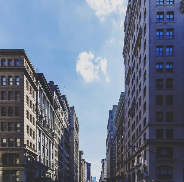 Mimari ve Manhattan sokaklarında boyunca güzel binalar