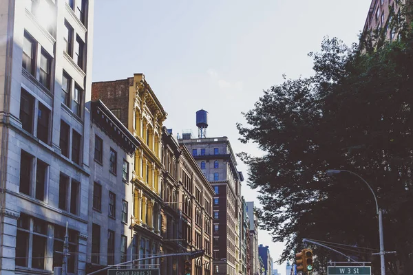 Arquitetura e belos edifícios ao longo da Broadway em Manhattan — Fotografia de Stock