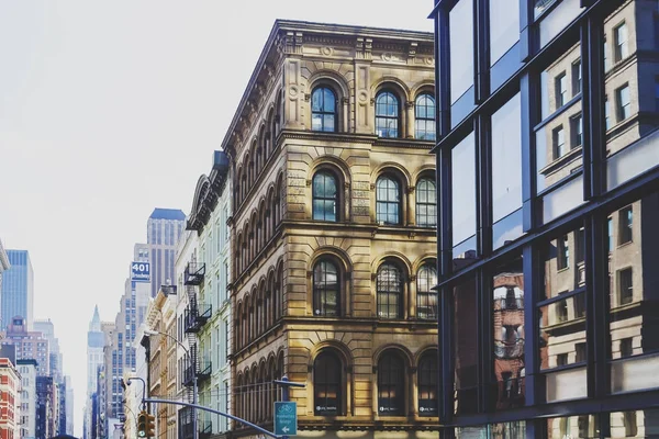 Arquitetura e belos edifícios ao longo da Broadway em Manhattan — Fotografia de Stock