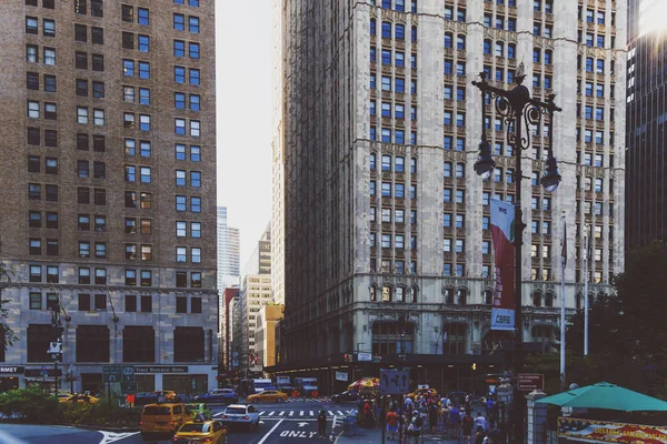 Arquitetura e belos edifícios ao longo das ruas de Manhat — Fotografia de Stock