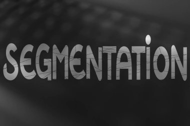 Segmentasyon metin odaklanmamış keybo üzerinde kesik çizgiler kaplaması ile