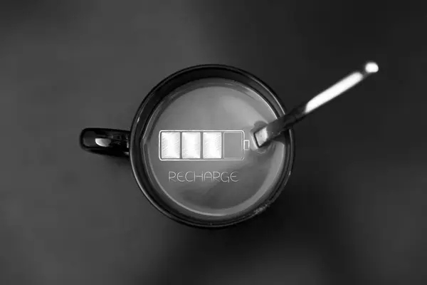 Tasse de café avec batterie de style Recharge niveaux — Photo