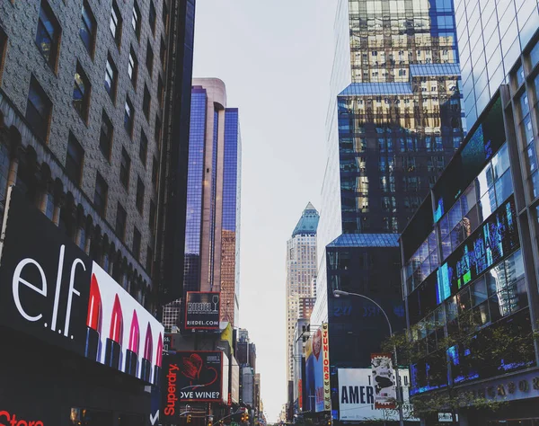 Ocupado Times Square em Manhattan, Nyc com abundância de outdoors e — Fotografia de Stock
