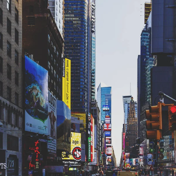 Ocupado Times Square em Manhattan, Nyc com abundância de outdoors e — Fotografia de Stock