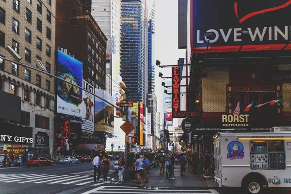 Ocupado Times Square em Manhattan, Nyc com abundância de outdoors e — Fotografia de Stock