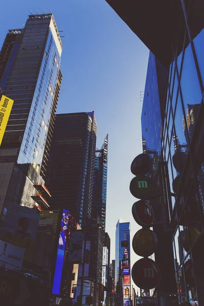 Ocupado Times Square em Manhattan, Nyc com abundância de outdoors e — Fotografia de Stock