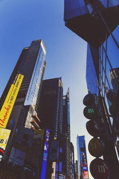 Ocupado Times Square em Manhattan, Nyc com abundância de outdoors e — Fotografia de Stock