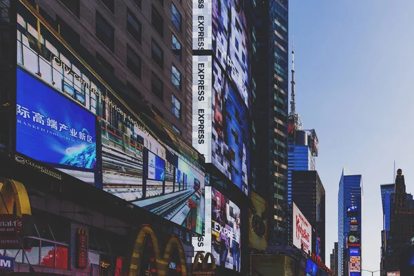 Ocupado Times Square en Manhattan, Nyc con un montón de vallas publicitarias y — Foto de Stock