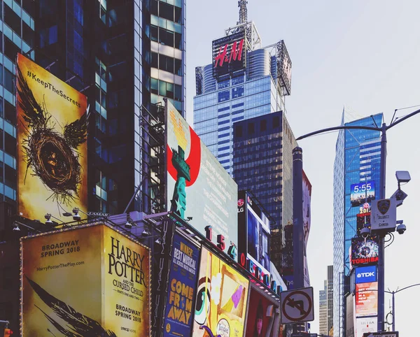Ocupado Times Square en Manhattan, Nyc con un montón de vallas publicitarias y — Foto de Stock