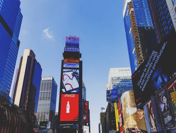 Ocupado Times Square en Manhattan, Nyc con un montón de vallas publicitarias y — Foto de Stock