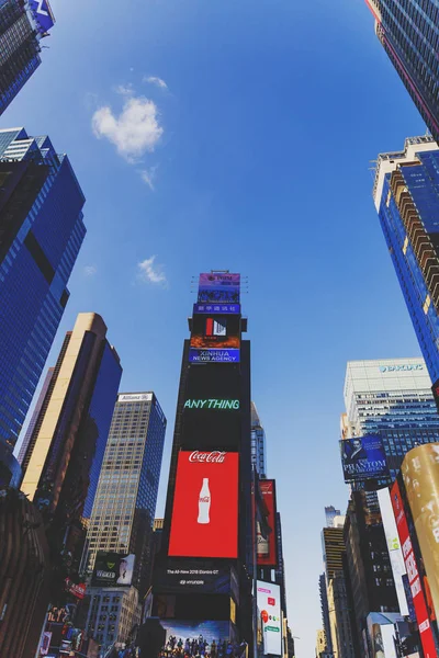 Ocupado Times Square en Manhattan, Nyc con un montón de vallas publicitarias y — Foto de Stock