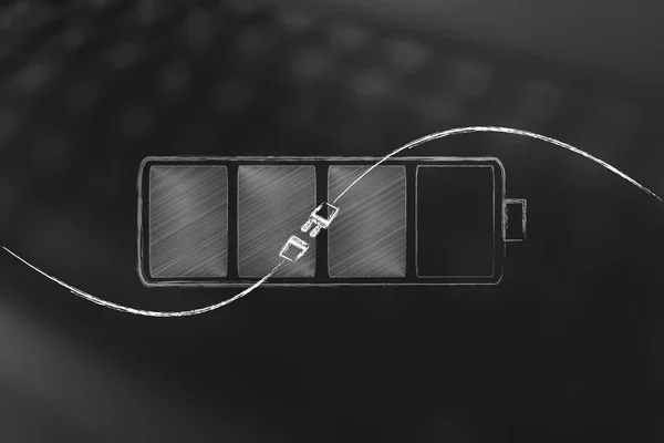 Akku mit Stecker über unfokussiertem Tastatur-Hintergrund — Stockfoto