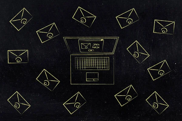 Laptop omgeven door e-mail enveloppen te openen — Stockfoto