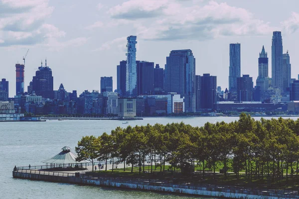 Vista sobre Manhattan e o rio Hudson de Hoboken rivereside — Fotografia de Stock