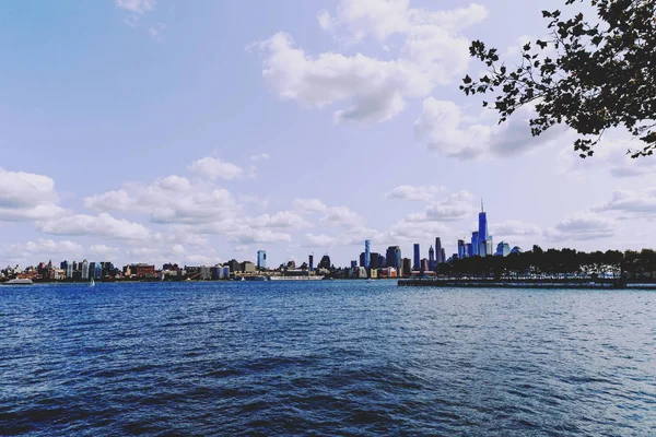 Vista sobre Manhattan y el río Hudson desde la orilla del río Hoboken —  Fotos de Stock