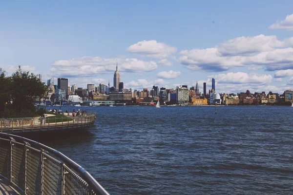 Utsikt över Manhattan och Hudson river från Hoboken rivereside — Stockfoto