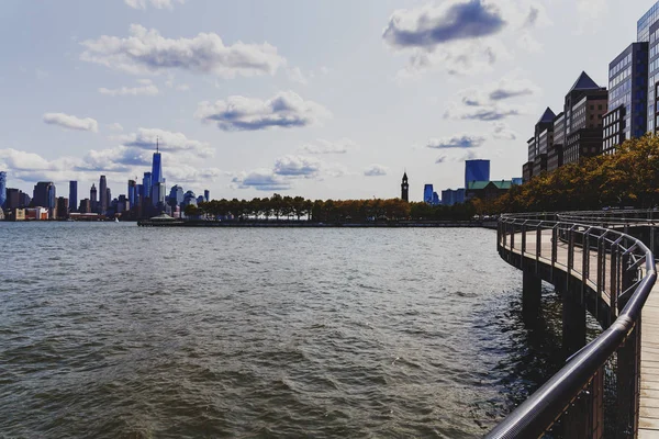 Vista sobre Manhattan y el río Hudson desde la orilla del río Hoboken —  Fotos de Stock