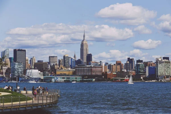 Uitzicht over Manhattan en de Hudson rivier uit Hoboken rivereside — Stockfoto