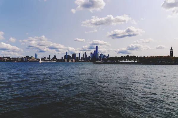 Vista su Manhattan e il fiume Hudson dal fiume Hoboken — Foto Stock