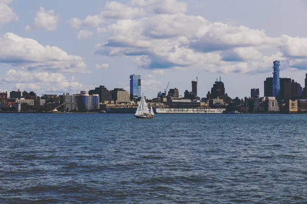 Vista su Manhattan e il fiume Hudson dal fiume Hoboken — Foto Stock