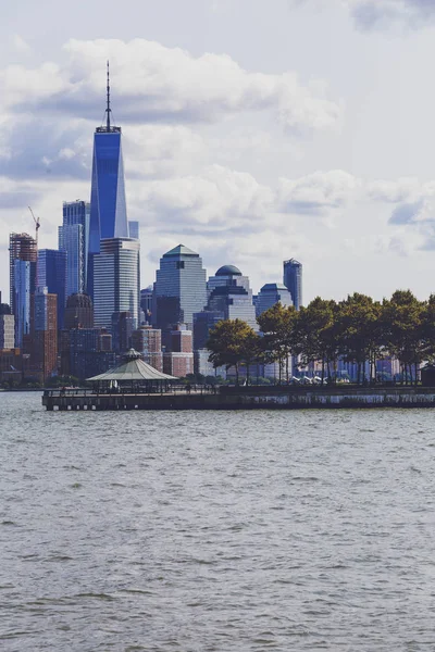 Uitzicht over Manhattan en de Hudson rivier uit Hoboken rivereside — Stockfoto