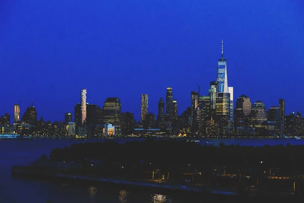 曼哈顿的天际线和流浪汉从哈德逊河的夜景 — 图库照片