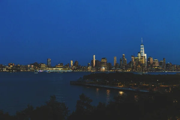 Vista notturna dello skyline di Manhattan e del fiume Hudson da Hobo — Foto Stock