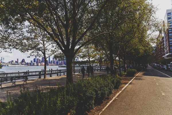 Hoboken rivereside walk with view over Manhattan — Stock Photo, Image
