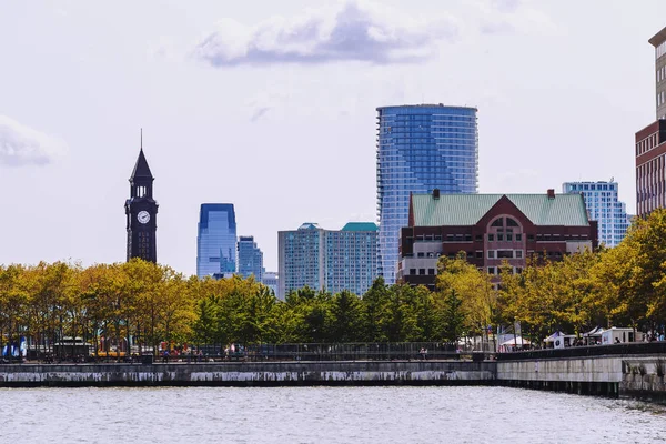 Hoboken paseo a orillas del río Hudson con vegetación y —  Fotos de Stock