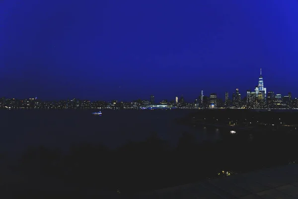 Lower Manhattan skyline by night visto da di Hoboken, New Yersey — Foto Stock