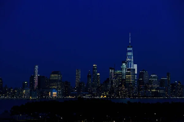 Skyline inferior Manhattan à noite visto de Hoboken, New Yersey — Fotografia de Stock