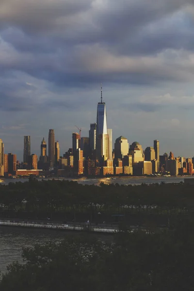 Lägre Manhattan view i skymningen sett från Hoboken — Stockfoto