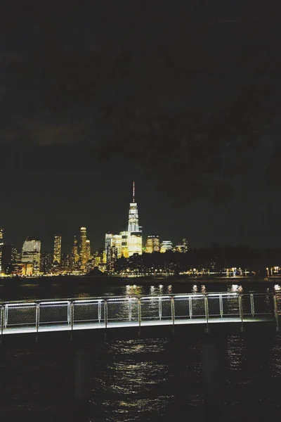 El horizonte del Bajo Manhattan por la noche visto desde Hoboken, New Jerse — Foto de Stock