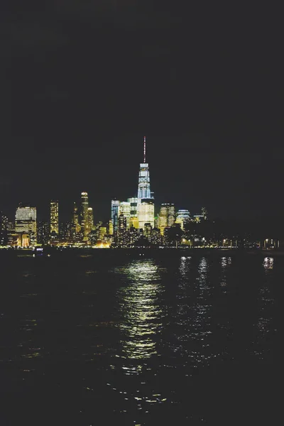 Lo skyline di Lower Manhattan di notte visto da Hoboken, New Jerse — Foto Stock