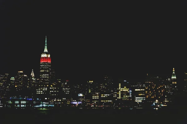 Lo skyline di Manhattan di notte visto da Hoboken, New Jersey — Foto Stock