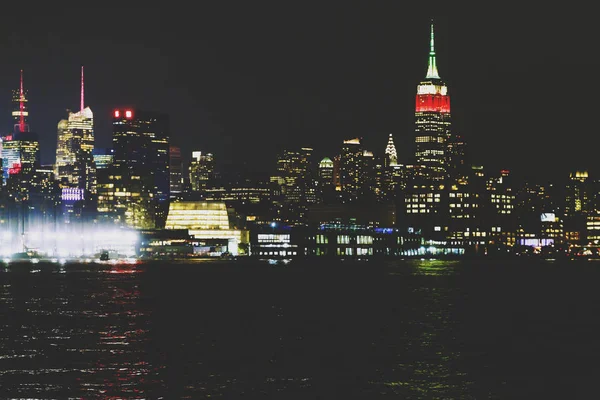 Lo skyline di Manhattan di notte visto da Hoboken, New Jersey — Foto Stock