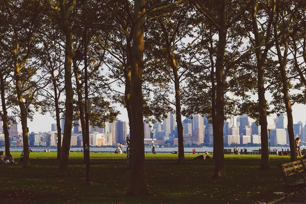 Hoboken riverside waterfront trädgårdar i en sen sommareftermiddag — Stockfoto