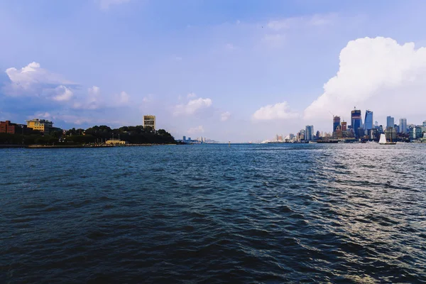 Hoboken'de nehir waterfront Manhattan'dan görünümünü — Stok fotoğraf