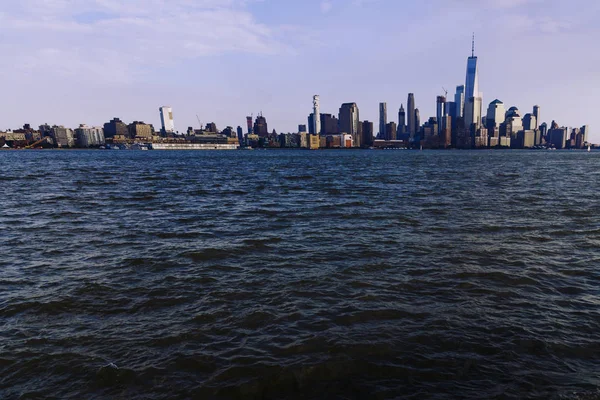 Uitzicht op Manhattan van Hoboken rivier waterfront — Stockfoto