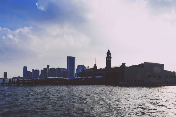 Hoboken riverside vattnet i en sen sommareftermiddag — Stockfoto